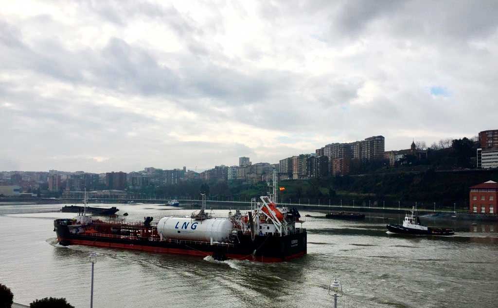 Bunkering de gas natural licuado (GNL) de un buque a otro realizado por Grupo HAM en el Puerto de Bilbao, dentro del proyecto europeo Core LNGas Hive